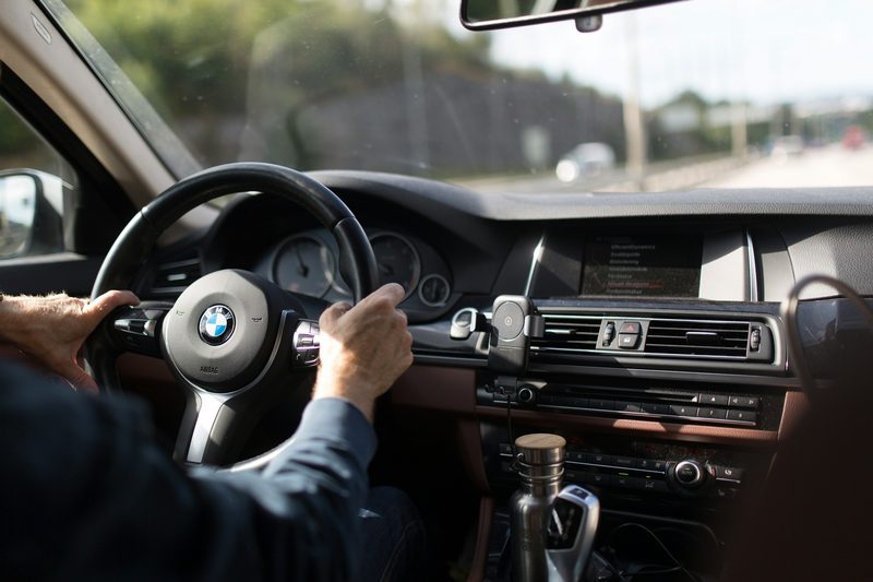 Профессиональный водитель за рулём BMW